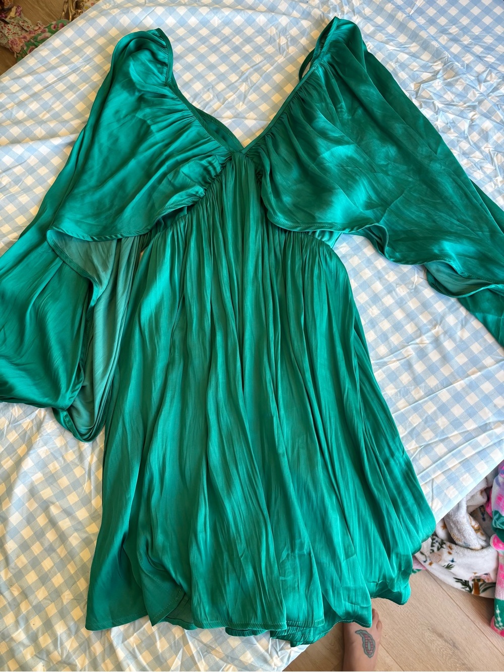 Emerald Green V-Neck Mini Dress with Flowing Sleeves